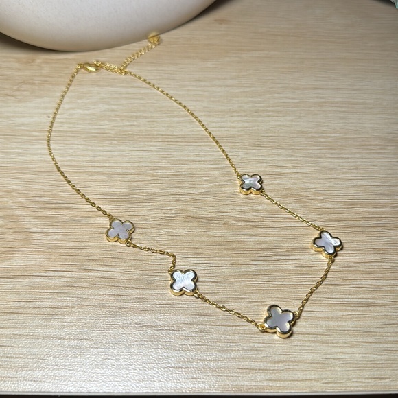 Gold Necklace with 5 Mother of Pearl Clover Pendants EVRY JEWELS - Picture 2 of 8